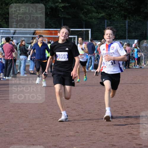 27.09.2026 - 35. Volkslauf durch das schöne Alstertal Strokosch-Dieckow http://msf.ph/oto/10582442 27.09.2026 11:19:09 Ziel 1402, 3959, 3961 meine-sportfotos.de