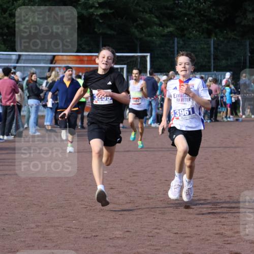 27.09.2026 - 35. Volkslauf durch das schöne Alstertal Strokosch-Dieckow http://msf.ph/oto/10582443 27.09.2026 11:19:09 Ziel 1402, 3959, 3961 meine-sportfotos.de