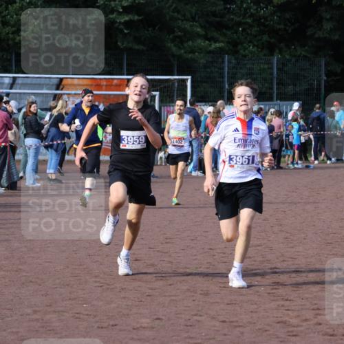 27.09.2026 - 35. Volkslauf durch das schöne Alstertal Strokosch-Dieckow http://msf.ph/oto/10582445 27.09.2026 11:19:09 Ziel 1402, 3959, 3961 meine-sportfotos.de