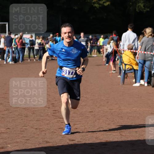 27.09.2026 - 35. Volkslauf durch das schöne Alstertal Strokosch-Dieckow http://msf.ph/oto/10582465 27.09.2026 11:18:24 Ziel 3177, 3243, 3391 meine-sportfotos.de