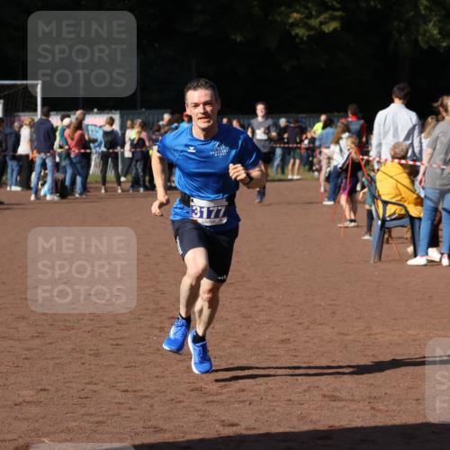 27.09.2026 - 35. Volkslauf durch das schöne Alstertal Strokosch-Dieckow http://msf.ph/oto/10582468 27.09.2026 11:18:24 Ziel 3177, 3243, 3391 meine-sportfotos.de