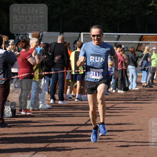 27.09.2026 - 35. Volkslauf durch das schöne Alstertal Strokosch-Dieckow http://msf.ph/oto/10582518 27.09.2026 11:17:47 Ziel 3115, 3220 meine-sportfotos.de