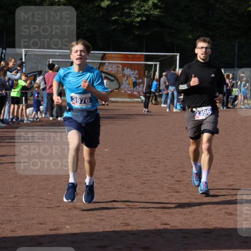 27.09.2026 - 35. Volkslauf durch das schöne Alstertal Strokosch-Dieckow http://msf.ph/oto/10582519 27.09.2026 11:17:34 Ziel 2396, 3976, 3997 meine-sportfotos.de