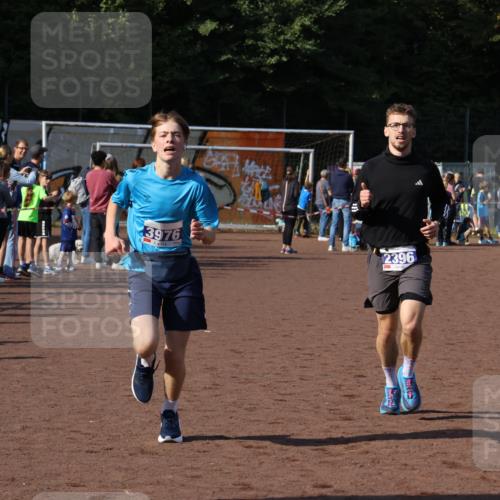 27.09.2026 - 35. Volkslauf durch das schöne Alstertal Strokosch-Dieckow http://msf.ph/oto/10582520 27.09.2026 11:17:34 Ziel 2396, 3976, 3997 meine-sportfotos.de
