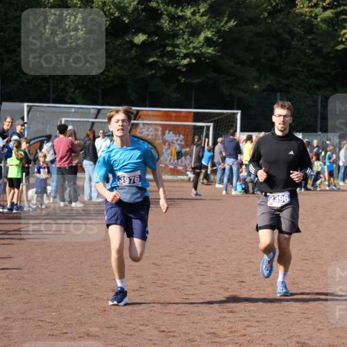 27.09.2026 - 35. Volkslauf durch das schöne Alstertal Strokosch-Dieckow http://msf.ph/oto/10582526 27.09.2026 11:17:34 Ziel 2396, 3976, 3997 meine-sportfotos.de