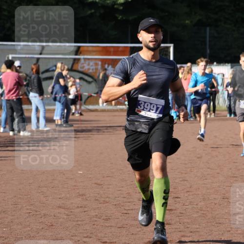27.09.2026 - 35. Volkslauf durch das schöne Alstertal Strokosch-Dieckow http://msf.ph/oto/10582530 27.09.2026 11:17:30 Ziel 2396, 3968, 3976, 3997 meine-sportfotos.de