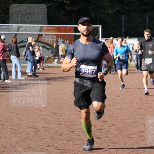 27.09.2026 - 35. Volkslauf durch das schöne Alstertal Strokosch-Dieckow http://msf.ph/oto/10582532 27.09.2026 11:17:30 Ziel 2396, 3968, 3976, 3997 meine-sportfotos.de