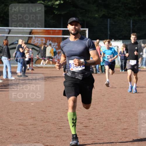 27.09.2026 - 35. Volkslauf durch das schöne Alstertal Strokosch-Dieckow http://msf.ph/oto/10582534 27.09.2026 11:17:30 Ziel 2396, 3968, 3976, 3997 meine-sportfotos.de