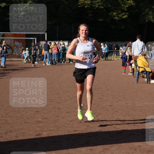 27.09.2026 - 35. Volkslauf durch das schöne Alstertal Strokosch-Dieckow http://msf.ph/oto/10582575 27.09.2026 11:16:46 Ziel 3302, 3325, 3991 meine-sportfotos.de