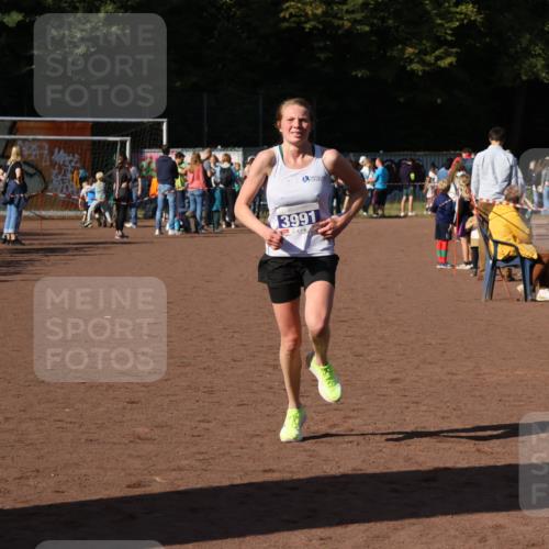 27.09.2026 - 35. Volkslauf durch das schöne Alstertal Strokosch-Dieckow http://msf.ph/oto/10582576 27.09.2026 11:16:46 Ziel 3302, 3325, 3991 meine-sportfotos.de