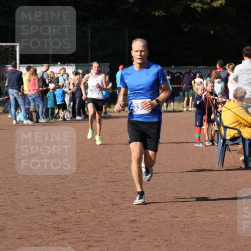 27.09.2026 - 35. Volkslauf durch das schöne Alstertal Strokosch-Dieckow http://msf.ph/oto/10582584 27.09.2026 11:16:40 Ziel 3302, 3325, 3991 meine-sportfotos.de