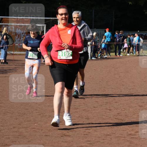 27.09.2026 - 35. Volkslauf durch das schöne Alstertal Strokosch-Dieckow http://msf.ph/oto/10582600 27.09.2026 11:16:12 Ziel 3277, 4188, 4192, 4193 meine-sportfotos.de