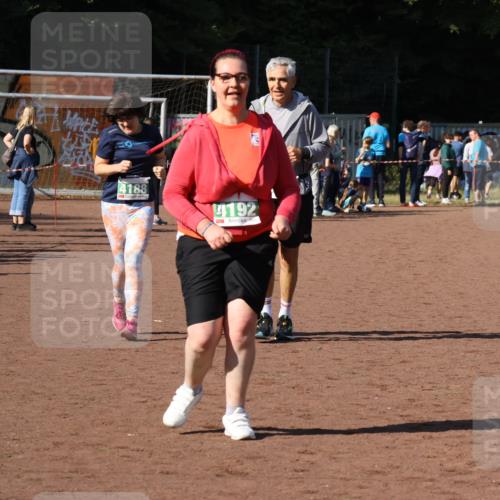 27.09.2026 - 35. Volkslauf durch das schöne Alstertal Strokosch-Dieckow http://msf.ph/oto/10582602 27.09.2026 11:16:12 Ziel 3277, 4188, 4192, 4193 meine-sportfotos.de