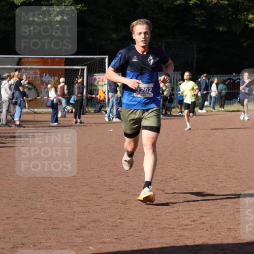 27.09.2026 - 35. Volkslauf durch das schöne Alstertal Strokosch-Dieckow http://msf.ph/oto/10582661 27.09.2026 11:14:42 Ziel 3202, 3288, 3385 meine-sportfotos.de