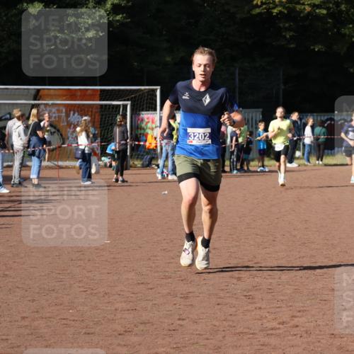 27.09.2026 - 35. Volkslauf durch das schöne Alstertal Strokosch-Dieckow http://msf.ph/oto/10582668 27.09.2026 11:14:41 Ziel 3202, 3288, 3385 meine-sportfotos.de