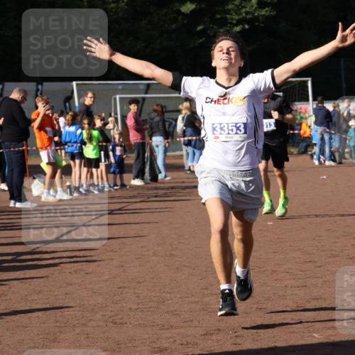 27.09.2026 - 35. Volkslauf durch das schöne Alstertal Strokosch-Dieckow http://msf.ph/oto/10582673 27.09.2026 11:14:09 Ziel 3013, 3353 meine-sportfotos.de