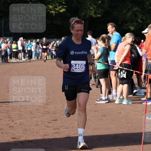 27.09.2026 - 35. Volkslauf durch das schöne Alstertal Strokosch-Dieckow http://msf.ph/oto/10582747 27.09.2026 11:28:10 Ziel 3198, 3405, 4182 meine-sportfotos.de