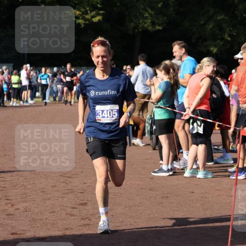 27.09.2026 - 35. Volkslauf durch das schöne Alstertal Strokosch-Dieckow http://msf.ph/oto/10582751 27.09.2026 11:28:10 Ziel 3198, 3405, 4182 meine-sportfotos.de