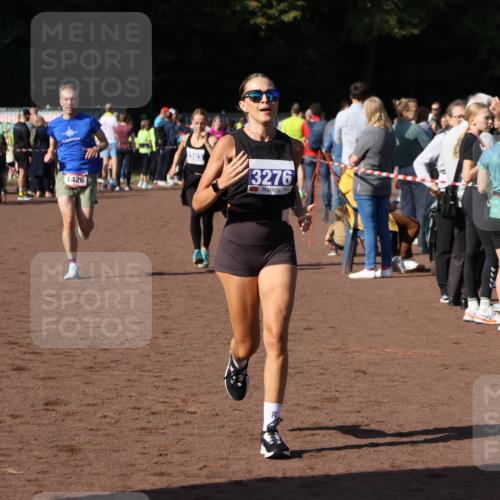 27.09.2026 - 35. Volkslauf durch das schöne Alstertal Strokosch-Dieckow http://msf.ph/oto/10582778 27.09.2026 11:32:58 Ziel 1426, 3276, 3363, 3996 meine-sportfotos.de