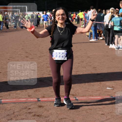 27.09.2026 - 35. Volkslauf durch das schöne Alstertal Strokosch-Dieckow http://msf.ph/oto/10582779 27.09.2026 11:32:55 Ziel 1426, 3006, 3007, 3276, 3363, 3996 meine-sportfotos.de