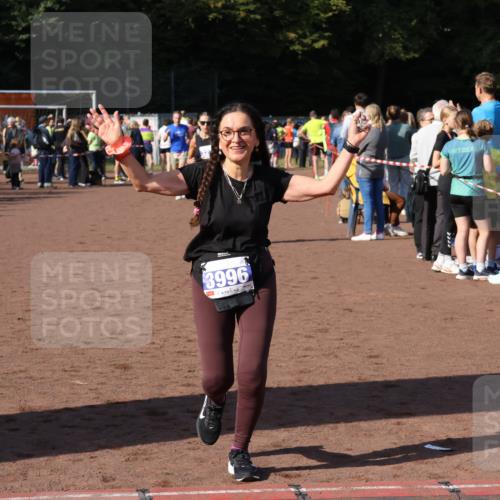 27.09.2026 - 35. Volkslauf durch das schöne Alstertal Strokosch-Dieckow http://msf.ph/oto/10582789 27.09.2026 11:32:54 Ziel 1426, 3006, 3007, 3276, 3996 meine-sportfotos.de