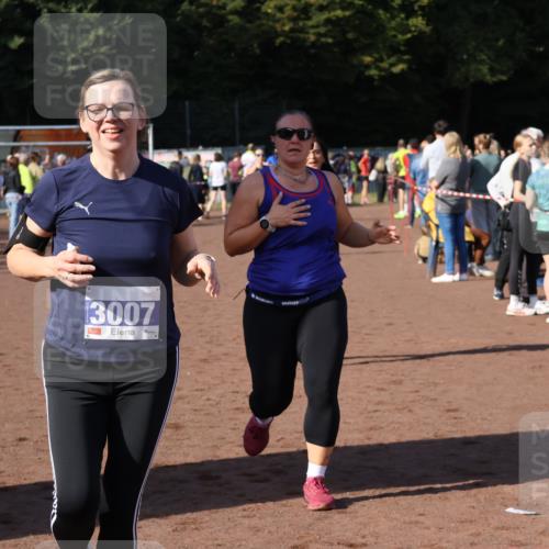 27.09.2026 - 35. Volkslauf durch das schöne Alstertal Strokosch-Dieckow http://msf.ph/oto/10582799 27.09.2026 11:32:52 Ziel 3006, 3007, 3276, 3996 meine-sportfotos.de