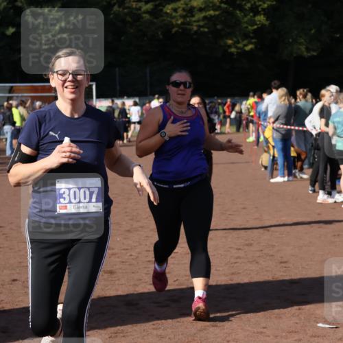 27.09.2026 - 35. Volkslauf durch das schöne Alstertal Strokosch-Dieckow http://msf.ph/oto/10582801 27.09.2026 11:32:52 Ziel 3006, 3007, 3276, 3996 meine-sportfotos.de