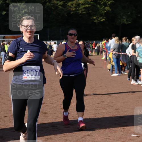 27.09.2026 - 35. Volkslauf durch das schöne Alstertal Strokosch-Dieckow http://msf.ph/oto/10582802 27.09.2026 11:32:52 Ziel 3006, 3007, 3276, 3996 meine-sportfotos.de