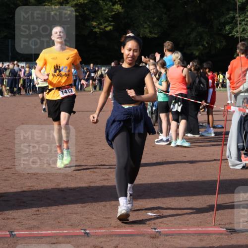 27.09.2026 - 35. Volkslauf durch das schöne Alstertal Strokosch-Dieckow http://msf.ph/oto/10582804 27.09.2026 11:27:39 Ziel 1408, 1412, 3417, 4180 meine-sportfotos.de