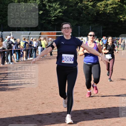 27.09.2026 - 35. Volkslauf durch das schöne Alstertal Strokosch-Dieckow http://msf.ph/oto/10582805 27.09.2026 11:32:51 Ziel 3006, 3007, 3996 meine-sportfotos.de