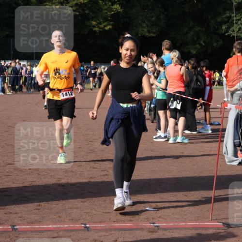 27.09.2026 - 35. Volkslauf durch das schöne Alstertal Strokosch-Dieckow http://msf.ph/oto/10582809 27.09.2026 11:27:39 Ziel 1408, 1412, 3417, 4180 meine-sportfotos.de