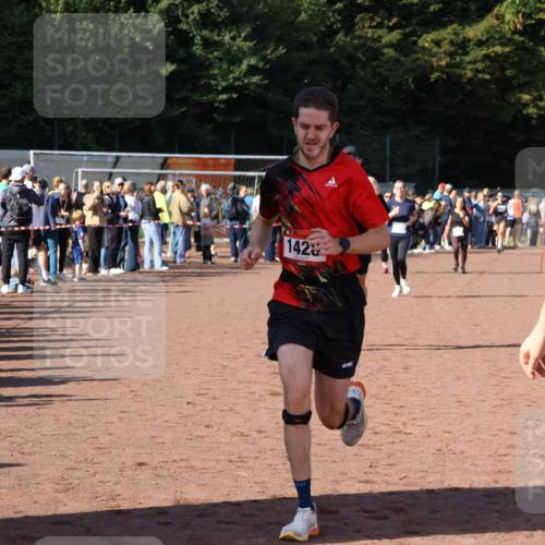 27.09.2026 - 35. Volkslauf durch das schöne Alstertal Strokosch-Dieckow http://msf.ph/oto/10582819 27.09.2026 11:32:43 Ziel 1428, 1760, 3007, 3330, 3331 meine-sportfotos.de