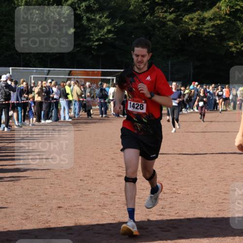27.09.2026 - 35. Volkslauf durch das schöne Alstertal Strokosch-Dieckow http://msf.ph/oto/10582820 27.09.2026 11:32:43 Ziel 1428, 1760, 3007, 3330, 3331 meine-sportfotos.de