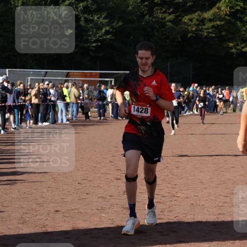 27.09.2026 - 35. Volkslauf durch das schöne Alstertal Strokosch-Dieckow http://msf.ph/oto/10582821 27.09.2026 11:32:43 Ziel 1428, 1760, 3007, 3330, 3331 meine-sportfotos.de