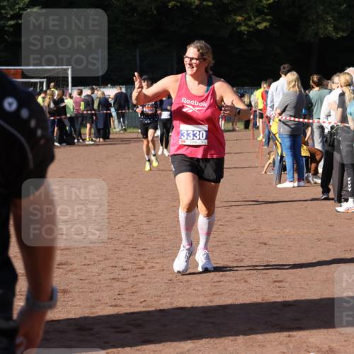 27.09.2026 - 35. Volkslauf durch das schöne Alstertal Strokosch-Dieckow http://msf.ph/oto/10582826 27.09.2026 11:32:41 Ziel 1428, 1760, 3330, 3331 meine-sportfotos.de