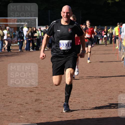 27.09.2026 - 35. Volkslauf durch das schöne Alstertal Strokosch-Dieckow http://msf.ph/oto/10582829 27.09.2026 11:32:39 Ziel 1428, 1760, 3330, 3331 meine-sportfotos.de