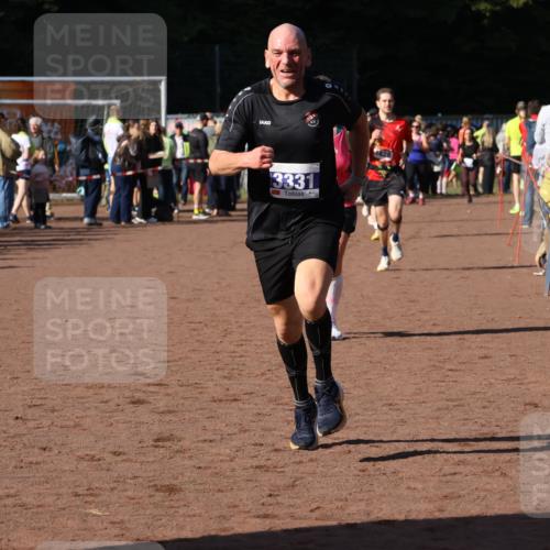 27.09.2026 - 35. Volkslauf durch das schöne Alstertal Strokosch-Dieckow http://msf.ph/oto/10582832 27.09.2026 11:32:38 Ziel 1428, 1760, 3330, 3331 meine-sportfotos.de