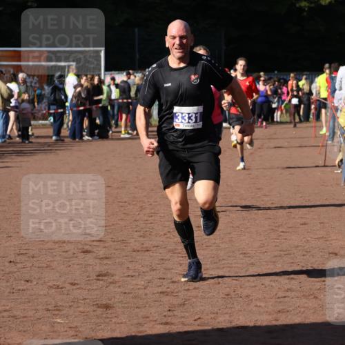 27.09.2026 - 35. Volkslauf durch das schöne Alstertal Strokosch-Dieckow http://msf.ph/oto/10582834 27.09.2026 11:32:38 Ziel 1428, 1760, 3330, 3331 meine-sportfotos.de
