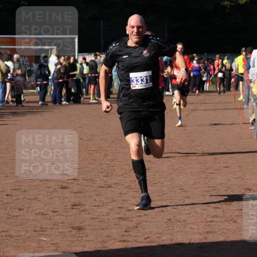 27.09.2026 - 35. Volkslauf durch das schöne Alstertal Strokosch-Dieckow http://msf.ph/oto/10582835 27.09.2026 11:32:38 Ziel 1428, 1760, 3330, 3331 meine-sportfotos.de