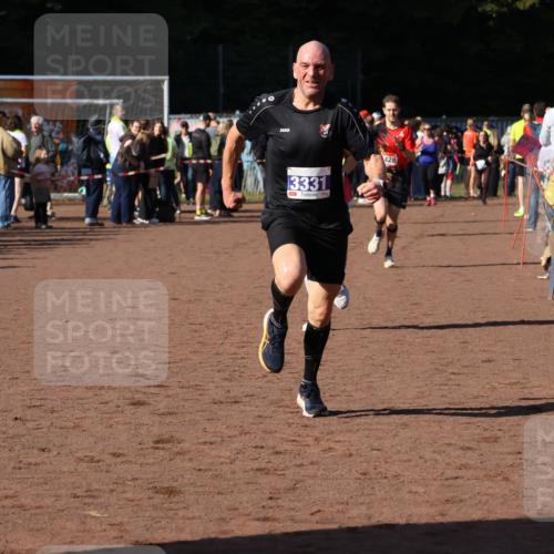 27.09.2026 - 35. Volkslauf durch das schöne Alstertal Strokosch-Dieckow http://msf.ph/oto/10582839 27.09.2026 11:32:38 Ziel 1428, 1760, 3330, 3331 meine-sportfotos.de