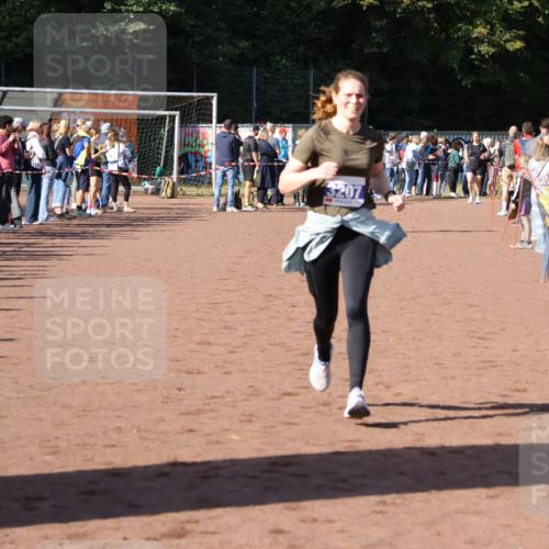 27.09.2026 - 35. Volkslauf durch das schöne Alstertal Strokosch-Dieckow http://msf.ph/oto/10582931 27.09.2026 11:27:17 Ziel 3207, 3994 meine-sportfotos.de