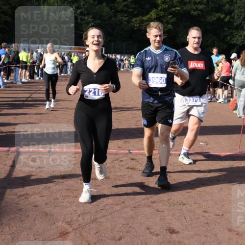 27.09.2026 - 35. Volkslauf durch das schöne Alstertal Strokosch-Dieckow http://msf.ph/oto/10582933 27.09.2026 11:31:52 Ziel 1417, 2216, 3214, 3370, 3951, 3960 meine-sportfotos.de