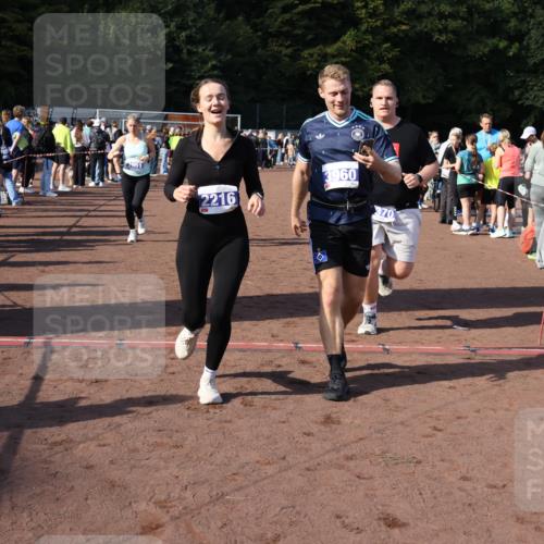 27.09.2026 - 35. Volkslauf durch das schöne Alstertal Strokosch-Dieckow http://msf.ph/oto/10582940 27.09.2026 11:31:51 Ziel 1417, 2216, 3214, 3370, 3951, 3960 meine-sportfotos.de