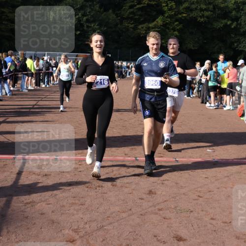 27.09.2026 - 35. Volkslauf durch das schöne Alstertal Strokosch-Dieckow http://msf.ph/oto/10582942 27.09.2026 11:31:51 Ziel 1417, 2216, 3214, 3370, 3951, 3960 meine-sportfotos.de