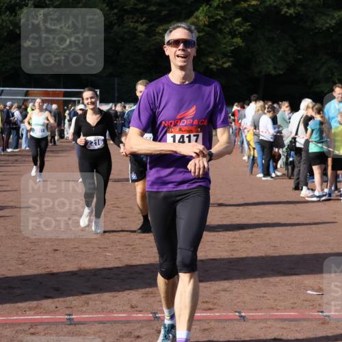 27.09.2026 - 35. Volkslauf durch das schöne Alstertal Strokosch-Dieckow http://msf.ph/oto/10582949 27.09.2026 11:31:49 Ziel 1417, 2216, 3214, 3370, 3951, 3960, 3975 meine-sportfotos.de