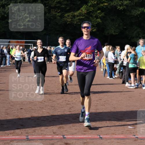 27.09.2026 - 35. Volkslauf durch das schöne Alstertal Strokosch-Dieckow http://msf.ph/oto/10582952 27.09.2026 11:31:48 Ziel 1417, 2216, 3214, 3370, 3951, 3960, 3975 meine-sportfotos.de
