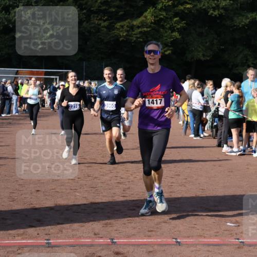 27.09.2026 - 35. Volkslauf durch das schöne Alstertal Strokosch-Dieckow http://msf.ph/oto/10582953 27.09.2026 11:31:48 Ziel 1417, 2216, 3214, 3370, 3951, 3960, 3975 meine-sportfotos.de
