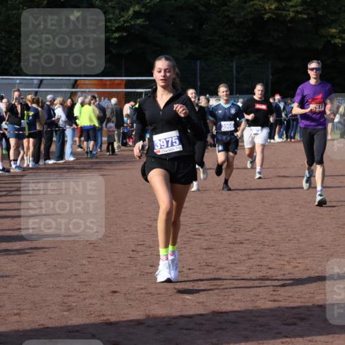 27.09.2026 - 35. Volkslauf durch das schöne Alstertal Strokosch-Dieckow http://msf.ph/oto/10582957 27.09.2026 11:31:45 Ziel 1417, 2216, 3214, 3370, 3951, 3960, 3975 meine-sportfotos.de