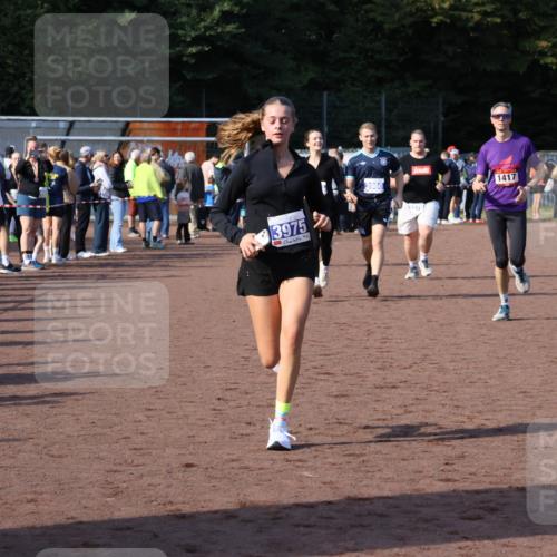 27.09.2026 - 35. Volkslauf durch das schöne Alstertal Strokosch-Dieckow http://msf.ph/oto/10582960 27.09.2026 11:31:45 Ziel 1417, 2216, 3214, 3370, 3951, 3960, 3975 meine-sportfotos.de