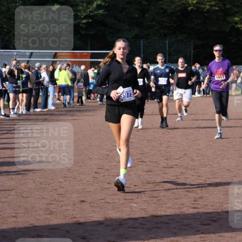 27.09.2026 - 35. Volkslauf durch das schöne Alstertal Strokosch-Dieckow http://msf.ph/oto/10582961 27.09.2026 11:31:45 Ziel 1417, 2216, 3214, 3370, 3951, 3960, 3975 meine-sportfotos.de